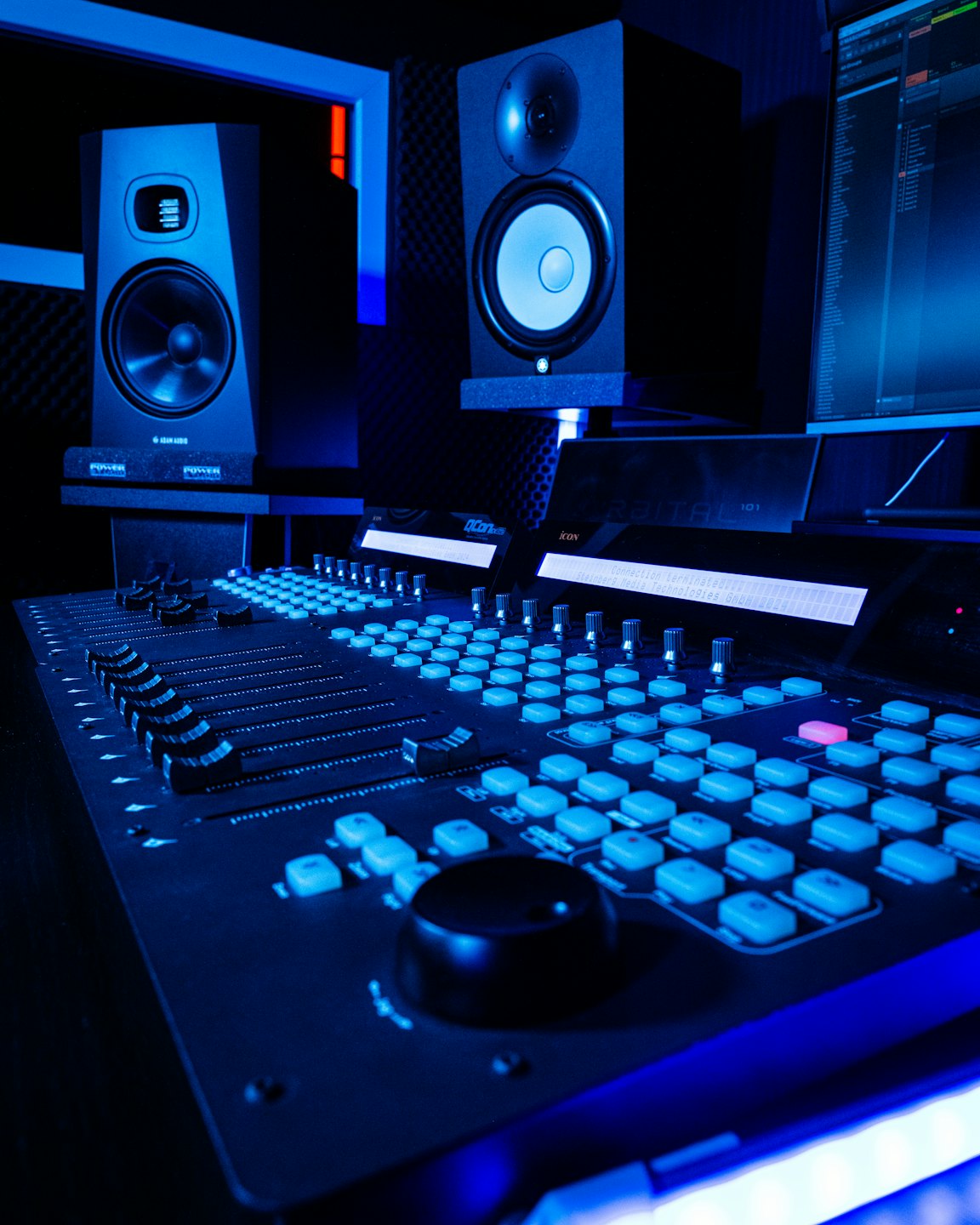 Consola de mezcla de sonido profesional y monitores de estudio en un estudio de música.
